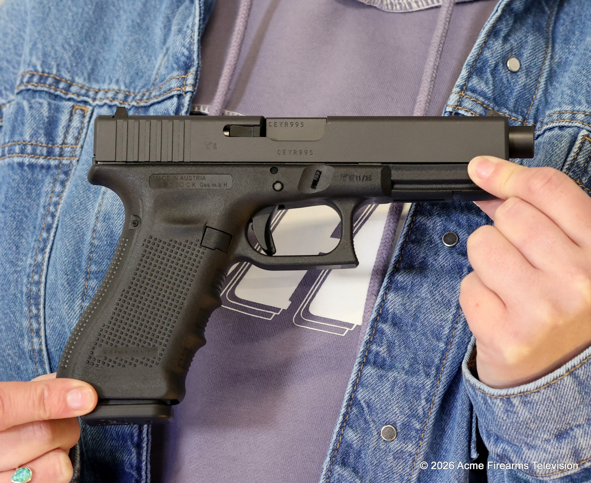 Glock 17A Gen 4 - 9mm Luger - 2 x 10 round magazines, 122mm barrel, carry case and magazine loader.