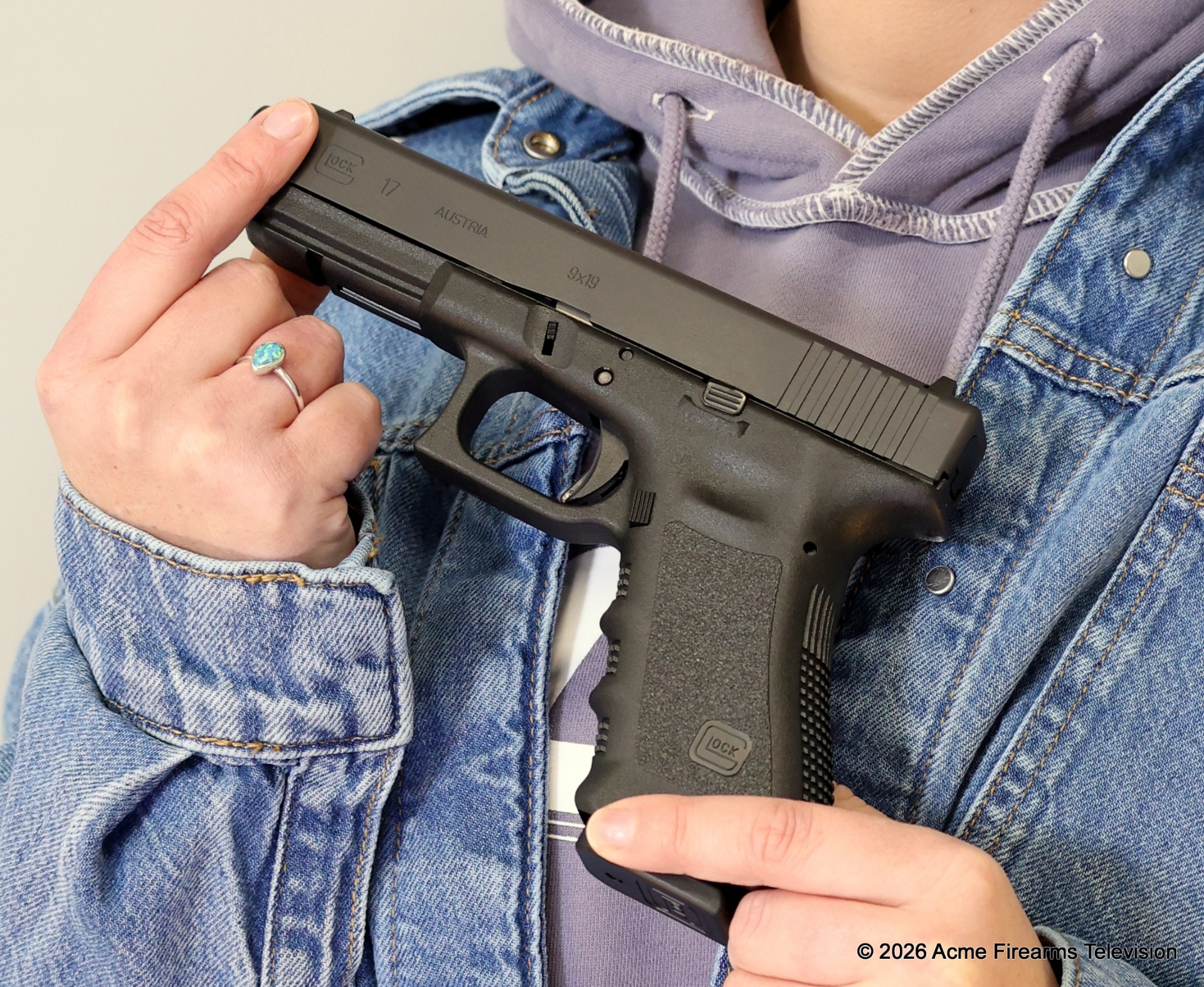 Glock 17A Gen 3 - 9mm Luger - 2 x 10 round magazines, 122mm barrel, carry case and magazine loader.